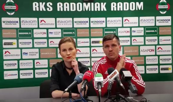 Trener Robert Podoliński i Ewelina Studzińska z marketingu Radomiaka