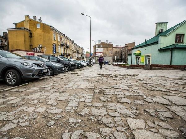 Zniszczony chodnik przy ul. Witolda w Radomiu