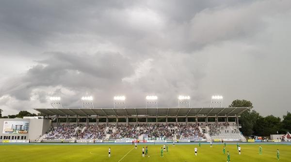 Sezon 2017/2018 piłkarskiej II ligi rozpoczęty! Mecz toczył się jednak w ciężkich warunkach atmosfer