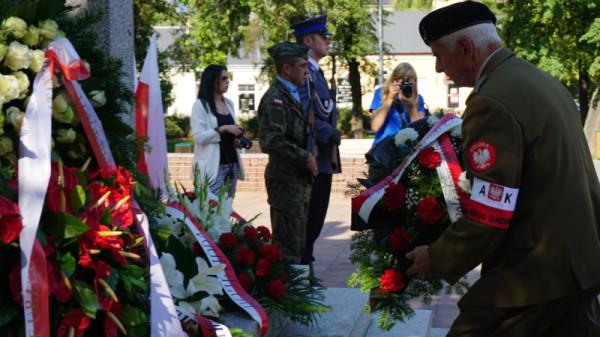 Kwiaty przed Mauzoleum Dionizego Czachowskiego złożyli żołnierze AK