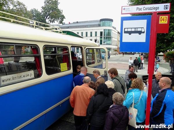 Kolejka pasażerów do Jelcza 043. Foto: MZDiK