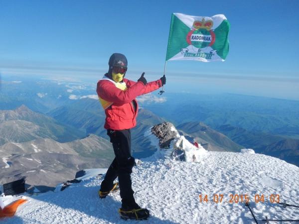 Karol Adamski z flagą Radomiaka - zdjęcie wykonane po zdobyciu góry Elbrus (Rosja, 5642 m. n.p.m.)