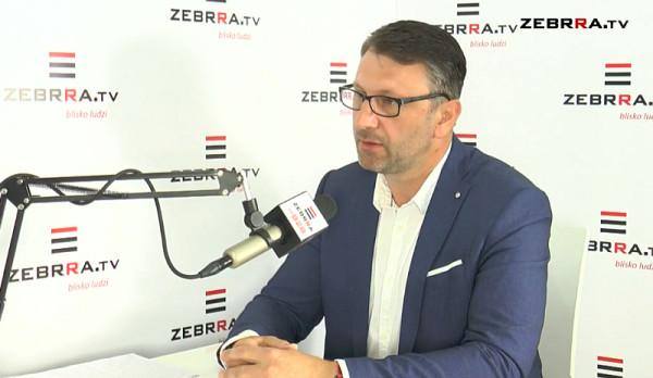 Na zdjęciu Robert Dębicki. Program Kontrast Plus do obejrzenia codziennie, od poniedziałku do piątku