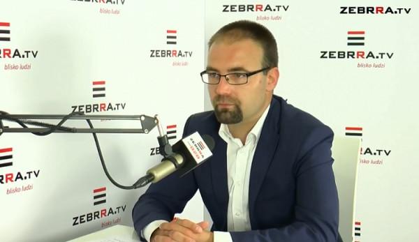 Na zdjęciu Mateusz Tyczyński. Program Kontrast Plus do obejrzenia codziennie, od poniedziałku do pią