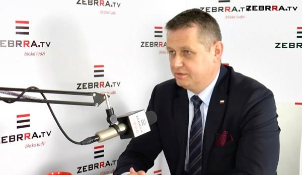 Na zdjęciu Artur Standowicz. Program Kontrast Plus do obejrzenia codziennie, od poniedziałku do piąt