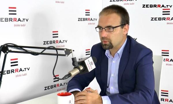 Na zdjęciu Mateusz Tyczyński. Program Kontrast Plus do obejrzenia codziennie, od poniedziałku do pią