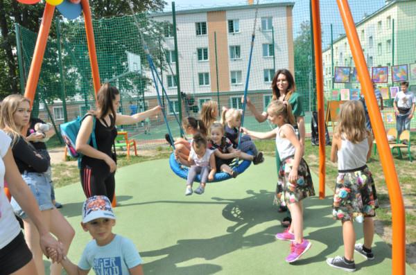 Otwarciu boiska i placu zabaw towarzyszył festyn rodzinny