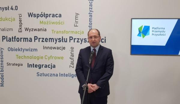 Adam Bielan podczas otwarcia w Radomiu Fundacji Platforma Przemysłu Przyszłości