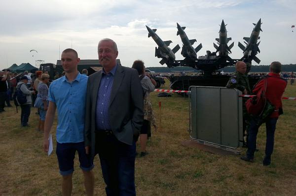 Wiceprezydent Radomia Karol Semik przyszedł na Air Show ze swoim zięciem. Na zdjęciach poniżej: wspó