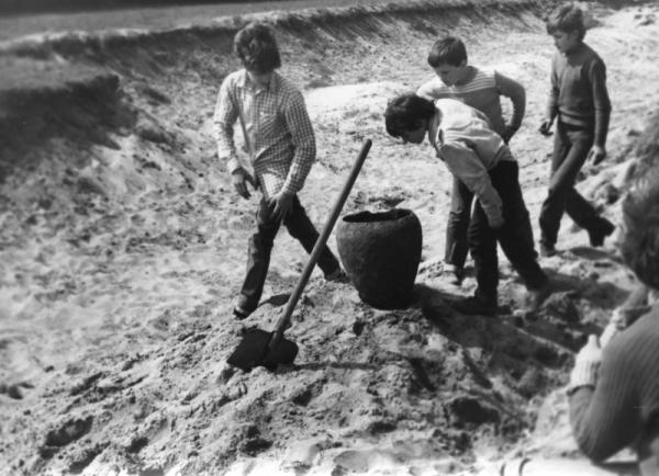 Na zdjęciu: Gulin Młyn, epoka żelaza, badania cmentarzyska ciałopalnego, na zdjęciu dzieci zainteres