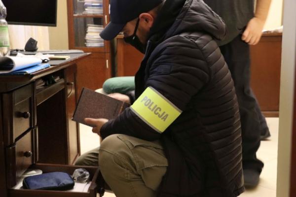 Jak z kolei poinformowała Gazeta Wyborcza, jednym z zatrzymanych jest prezes firmy Rosa-Bud